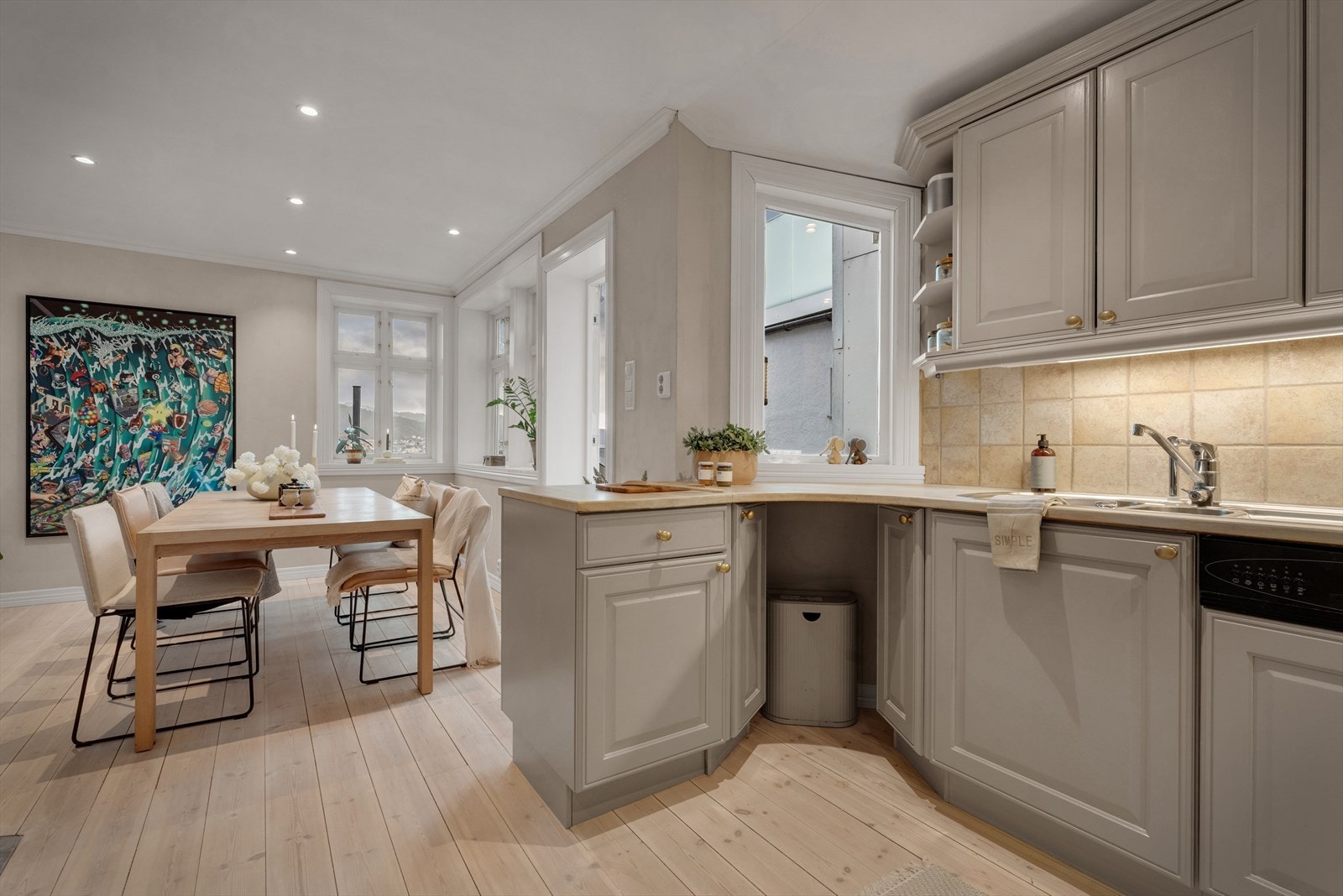 Den flislagte veggen på kjøkkenet gir et stilfullt uttrykk. Galleribilde