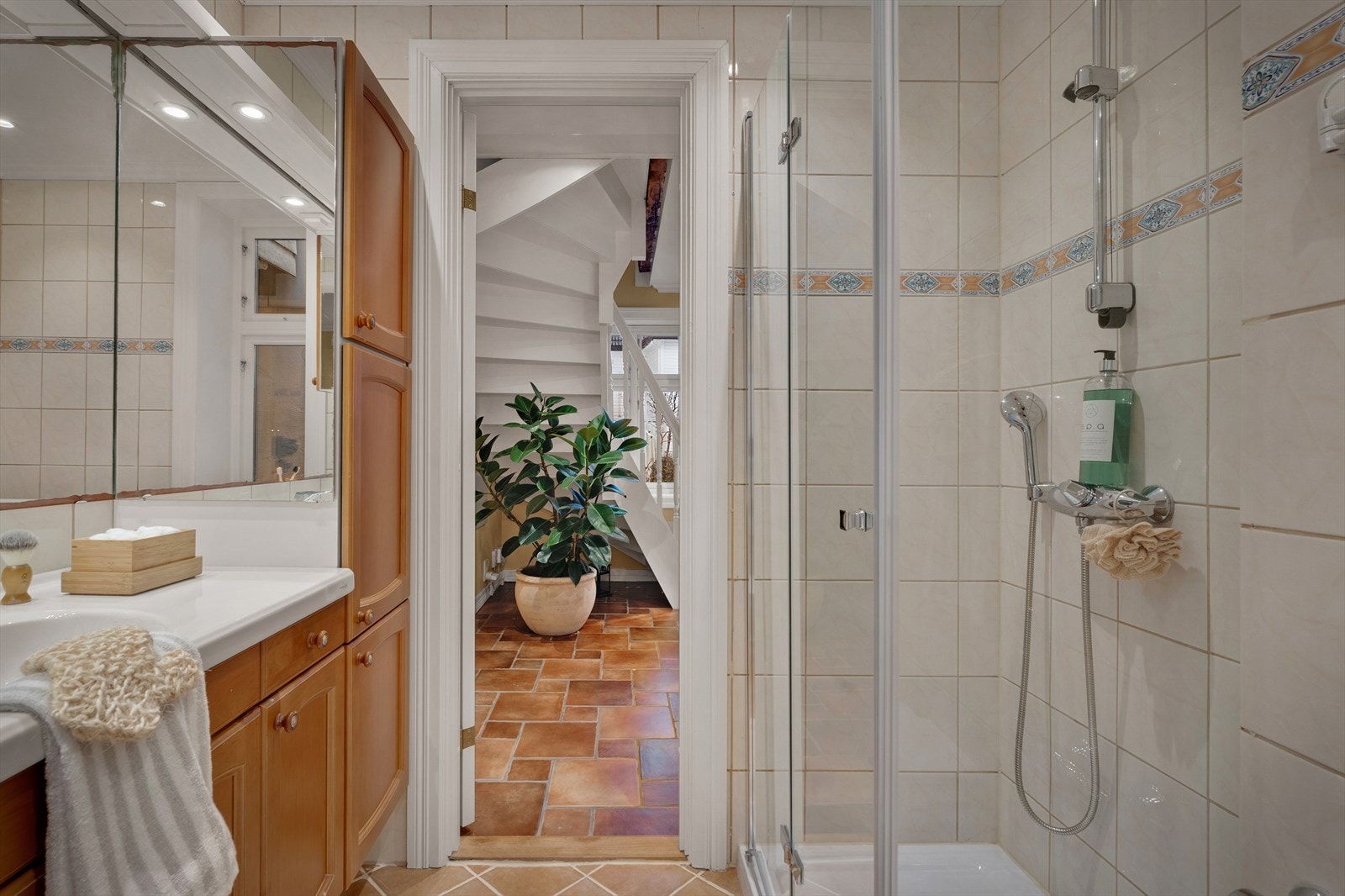 Badet har rikelig med skapplass. Galleribilde