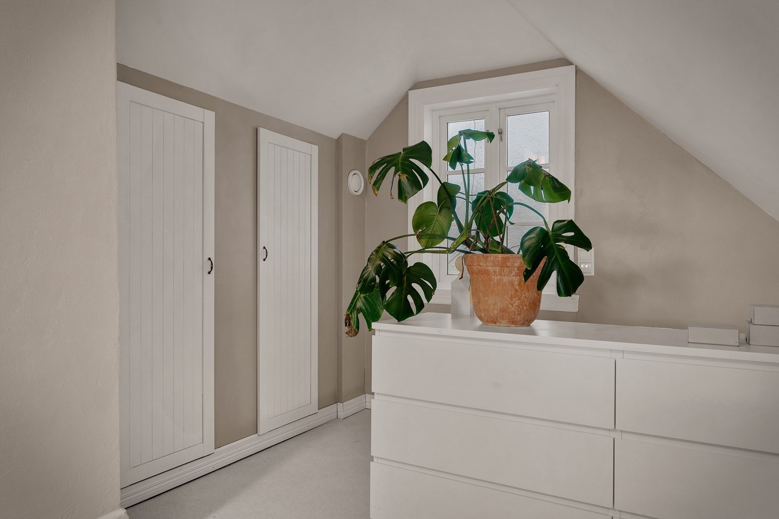 Innebygde skap som gir praktisk og plassbesparende oppbevaring. Galleribilde