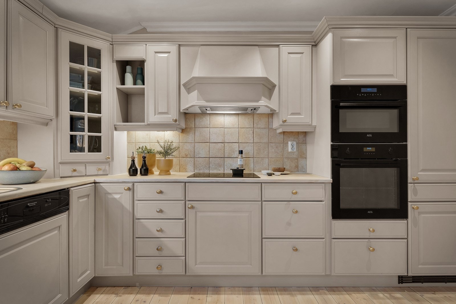 Kjøkkenet komplett med integrerte hvitevarer, inkludert steikeovn, mikrobølgeovn, oppvaskmaskin og kjøleskap/frys. Galleribilde