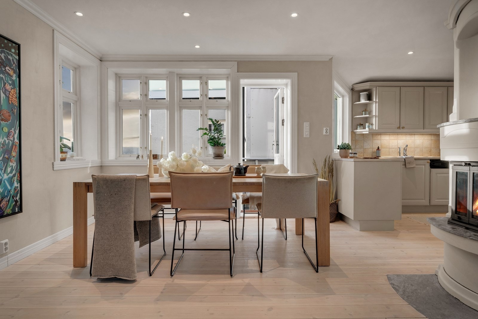 Spisegruppen er smart plassert med en praktisk og lett tilgjengelig avstand til kjøkkenet. Galleribilde