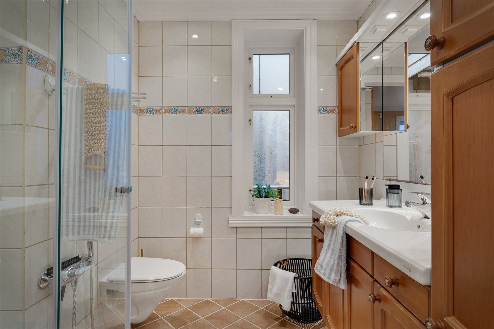 Badet er helfliset og har varmekabler i gulvet. Galleribilde