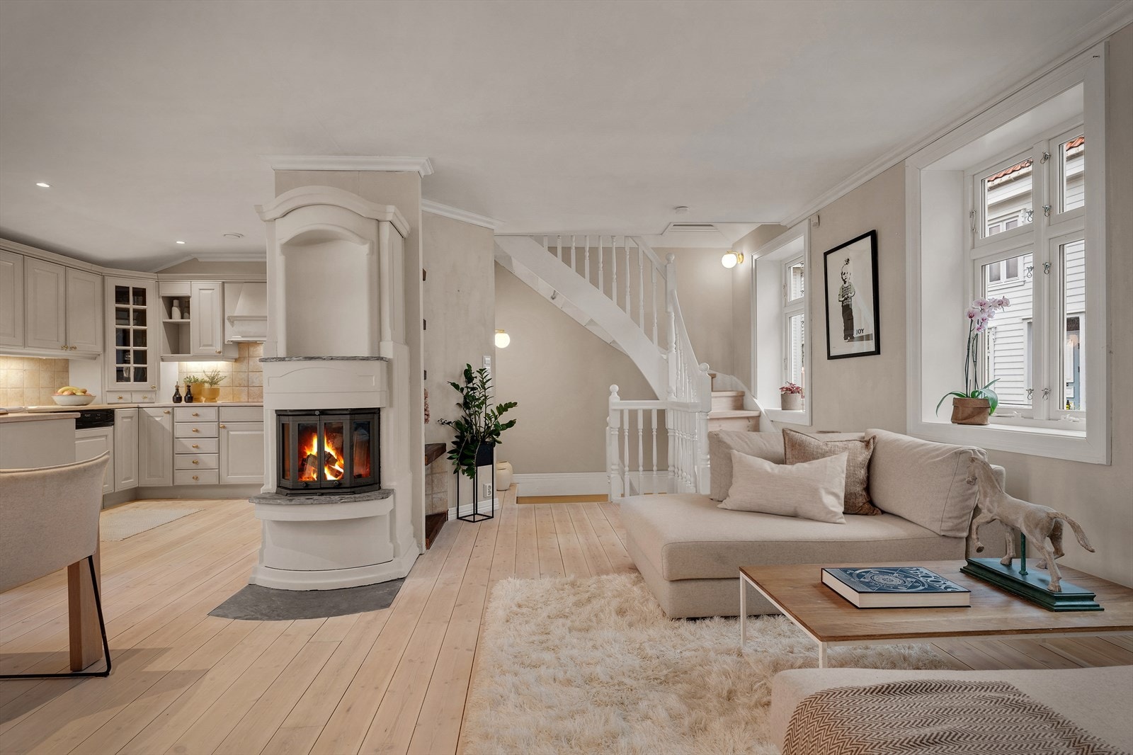 Den åpne kjøkken og stue løsningen er målt til 37,6m² Galleribilde