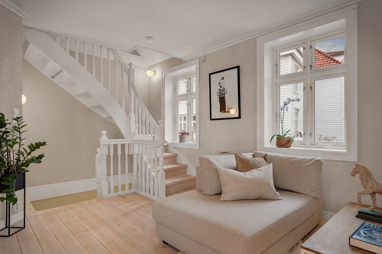 Fra stuen fører trappen videre opp til loftsetasjen. Galleribilde