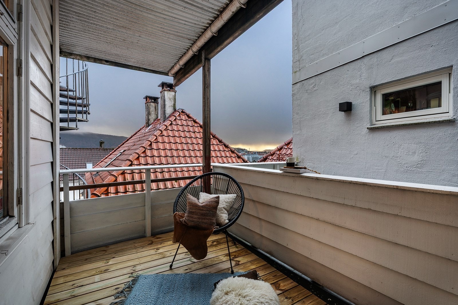 Fra vaskerommet er det direkte utgang til terrassen. Løsningen gjør det enkelt å ta med seg klesvask ut på tørk. Terrassen er delvis overbygget, slik at uteplassen kan nytes selv når det regner. Galleribilde