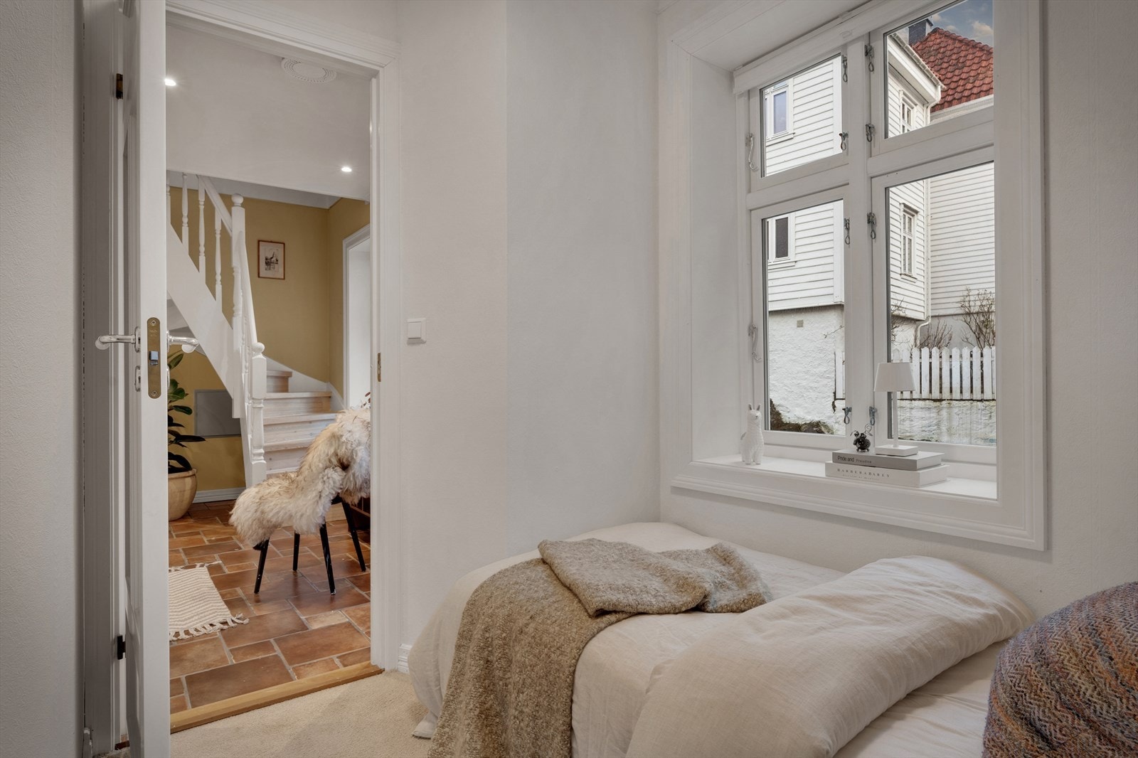 Rommet er innredet med enkeltseng og kommoder. Galleribilde