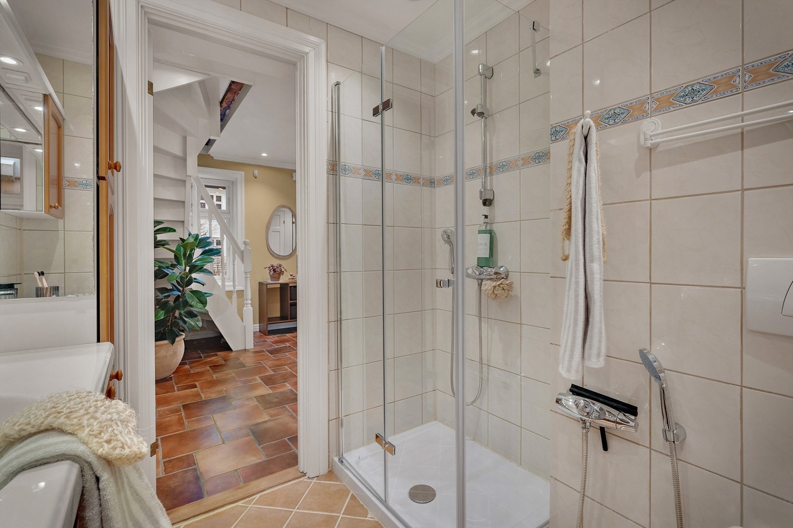 I tillegg til badet har eneboligen et eget vaskerom med flislagt gulv, varmekabler, utslagsvask og opplegg for vaskemaskin. Galleribilde