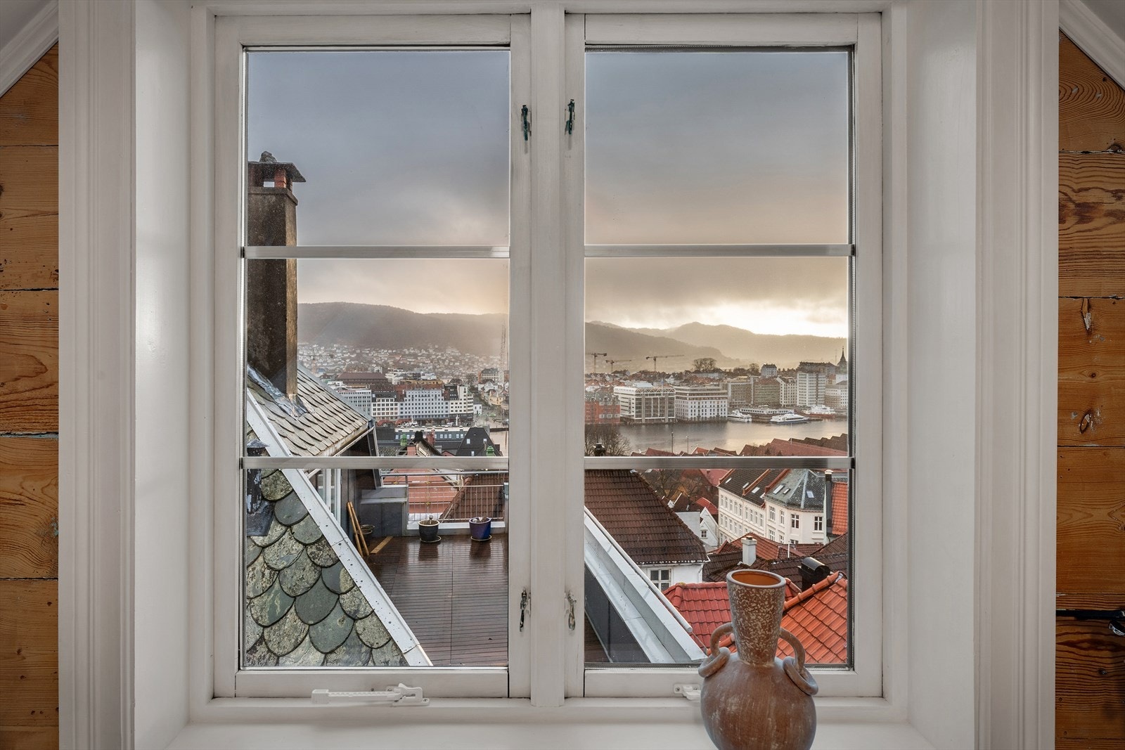 Fra loftsetasjen har du en nydelig utsikt utover Bergen. Galleribilde