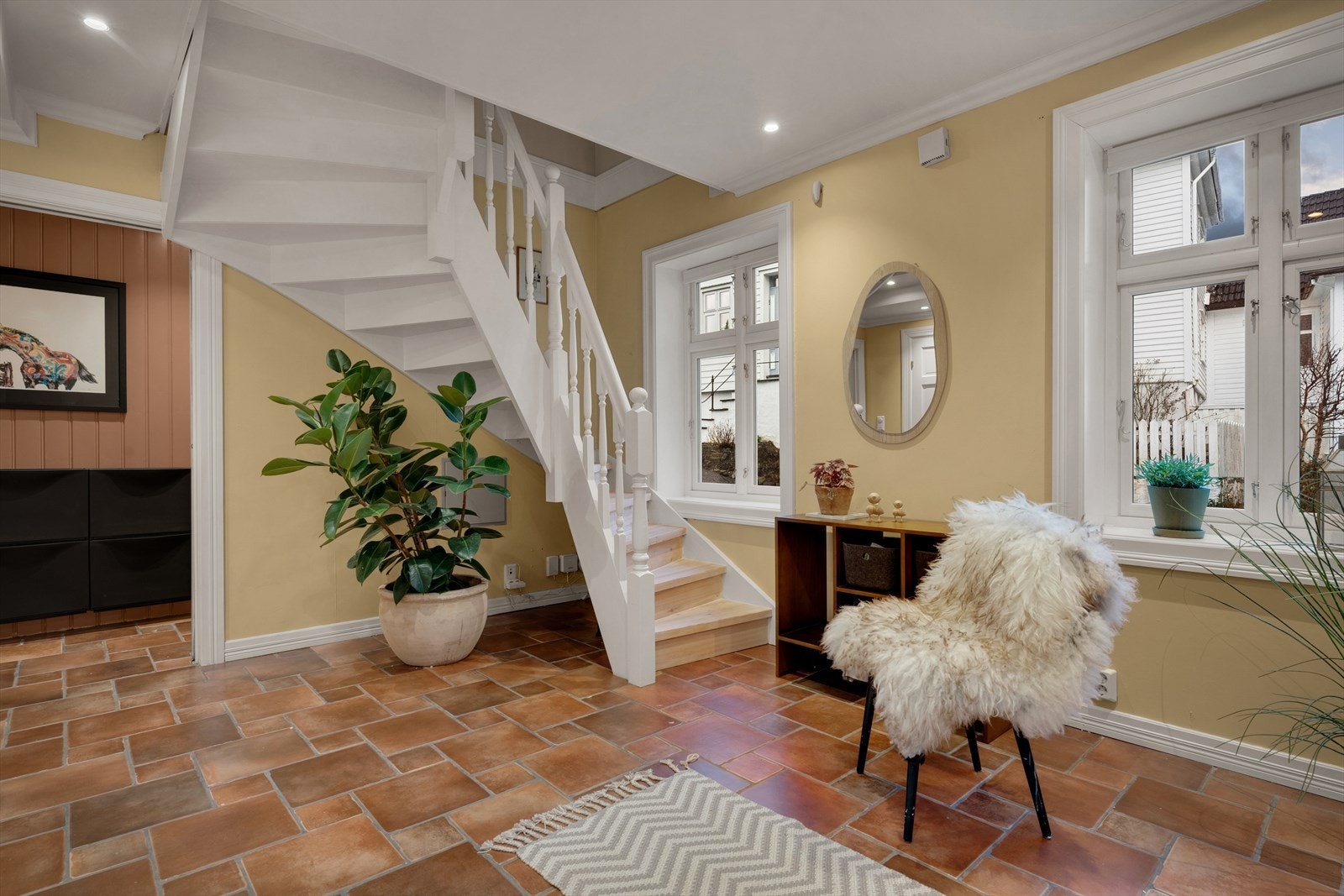 Du blir ønsket velkommen inn i en romslig entré og hall, som gir god plass til å henge fra seg yttertøy. Entreen fører deg inn i boligens første etasje, der to soverom, vaskerom og bad ligger samlet. Galleribilde