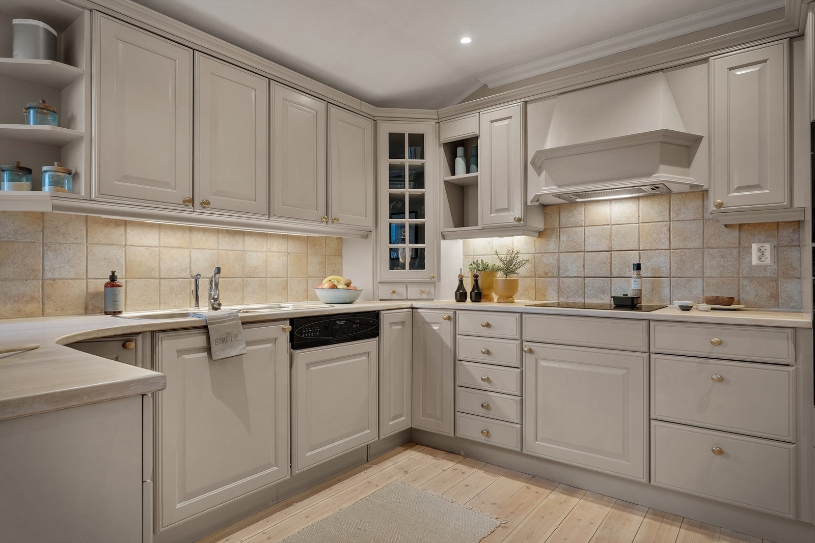 Benkeplaten er i laminat og har nedfelt stålvask og platetopp, noe som gir en praktisk og slitesterk arbeidsflate. Galleribilde