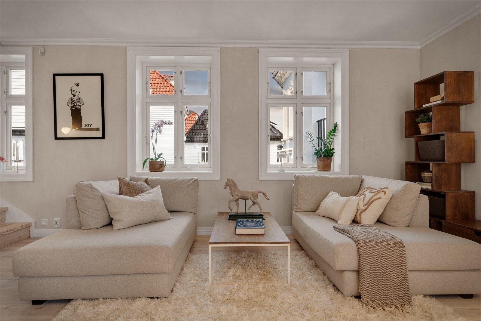 Vindusflatene slipper inn rikelig med dagslys, noe som skaper en lys og luftig atmosfære i rommet. Galleribilde