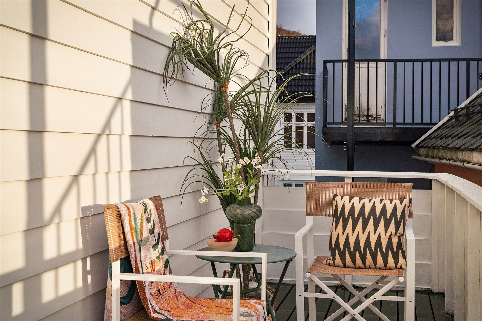 Det er rom for å møblere med flere sittegrupper rundt terrassen. Galleribilde