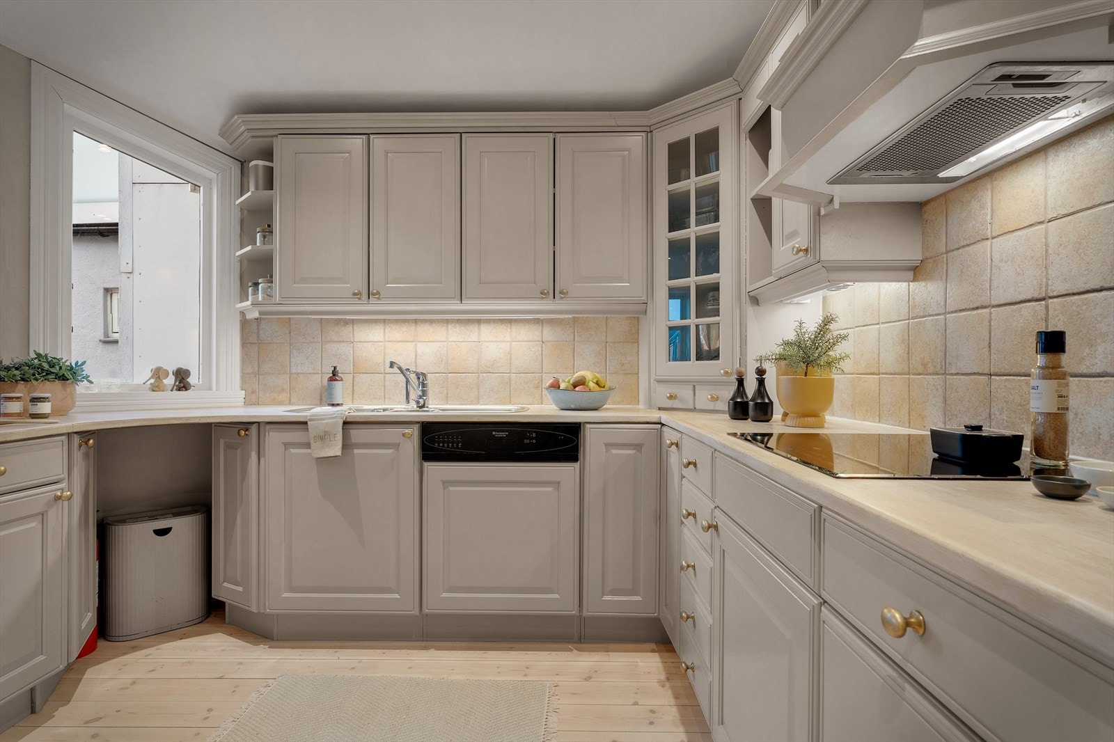 Kjøkkenet er et heltrekjøkken med profilerte fronter. Galleribilde