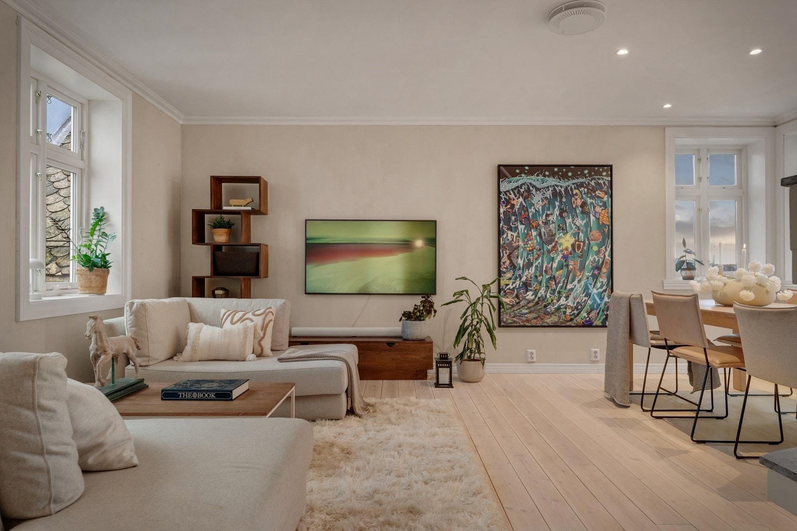 Rommet har naturlige møbleringssoner for både spisegruppe og sofagruppe. Galleribilde