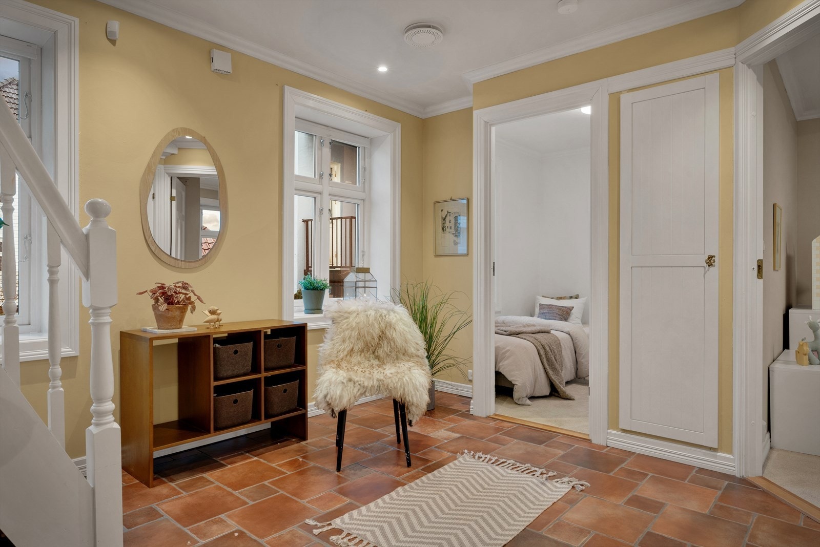 Entréen er utstyrt med innebygde skap for oppbevaring. Galleribilde