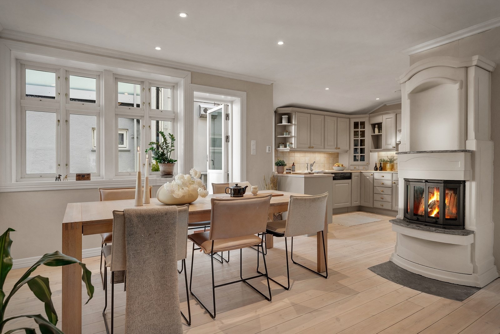 Fra oppholdsrommet er det direkte adkomst til terrassen. Galleribilde