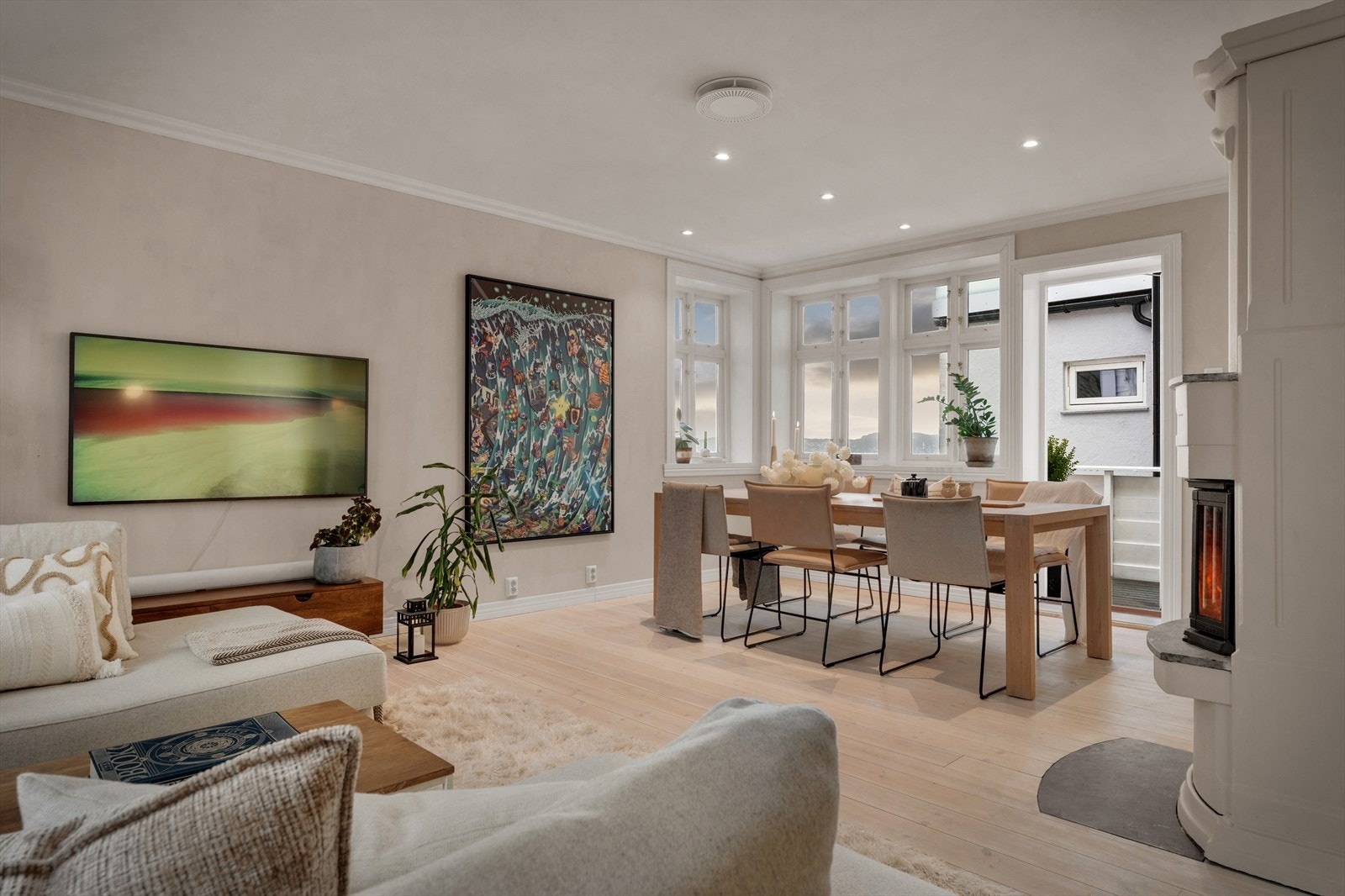 Innholdsrik enebolig med stor åpen stue- og kjøkkenløsning, samt varmekabler i hele andre etasje. Galleribilde