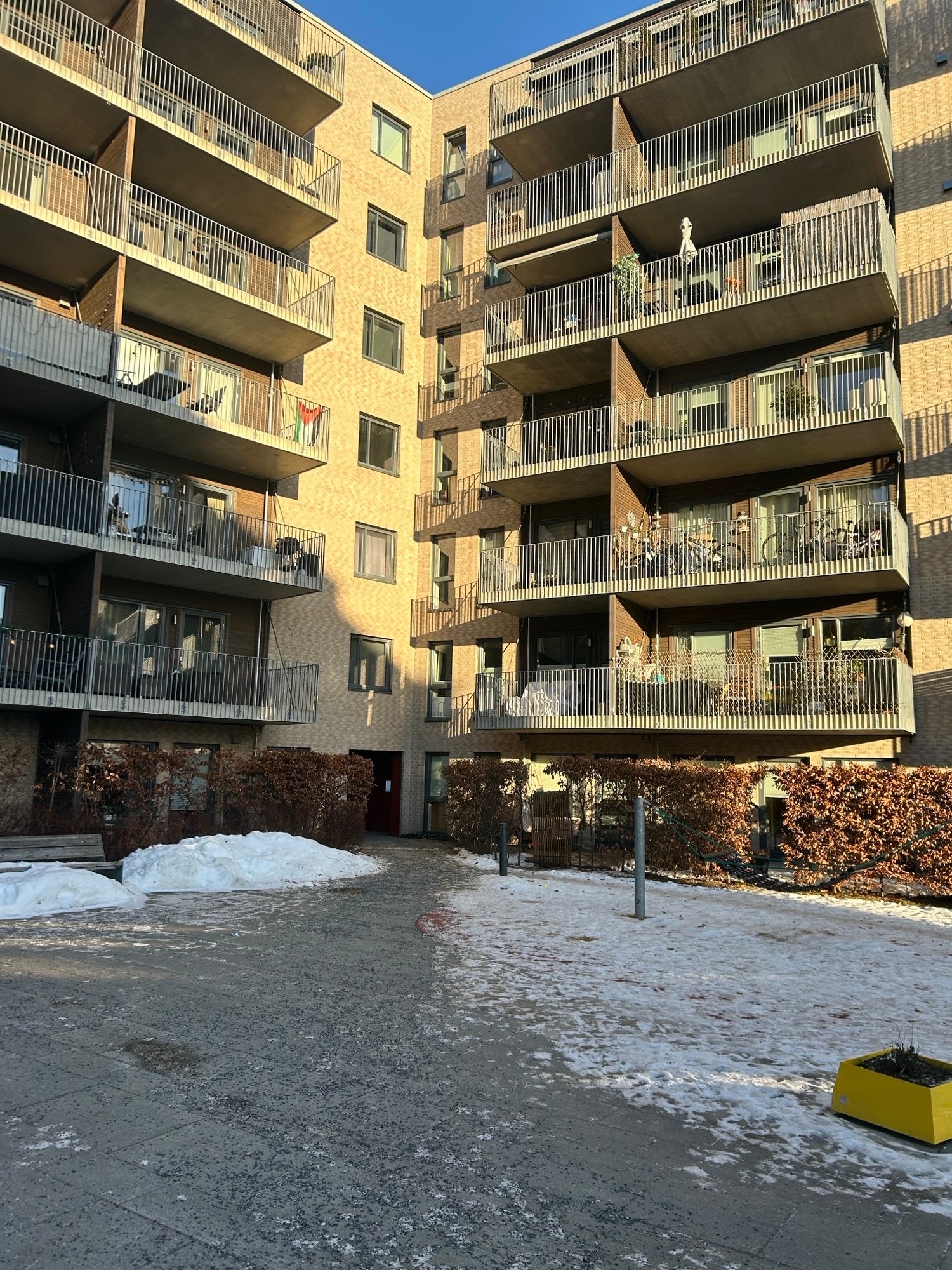 Fasade og inngangsparti til gården Galleribilde