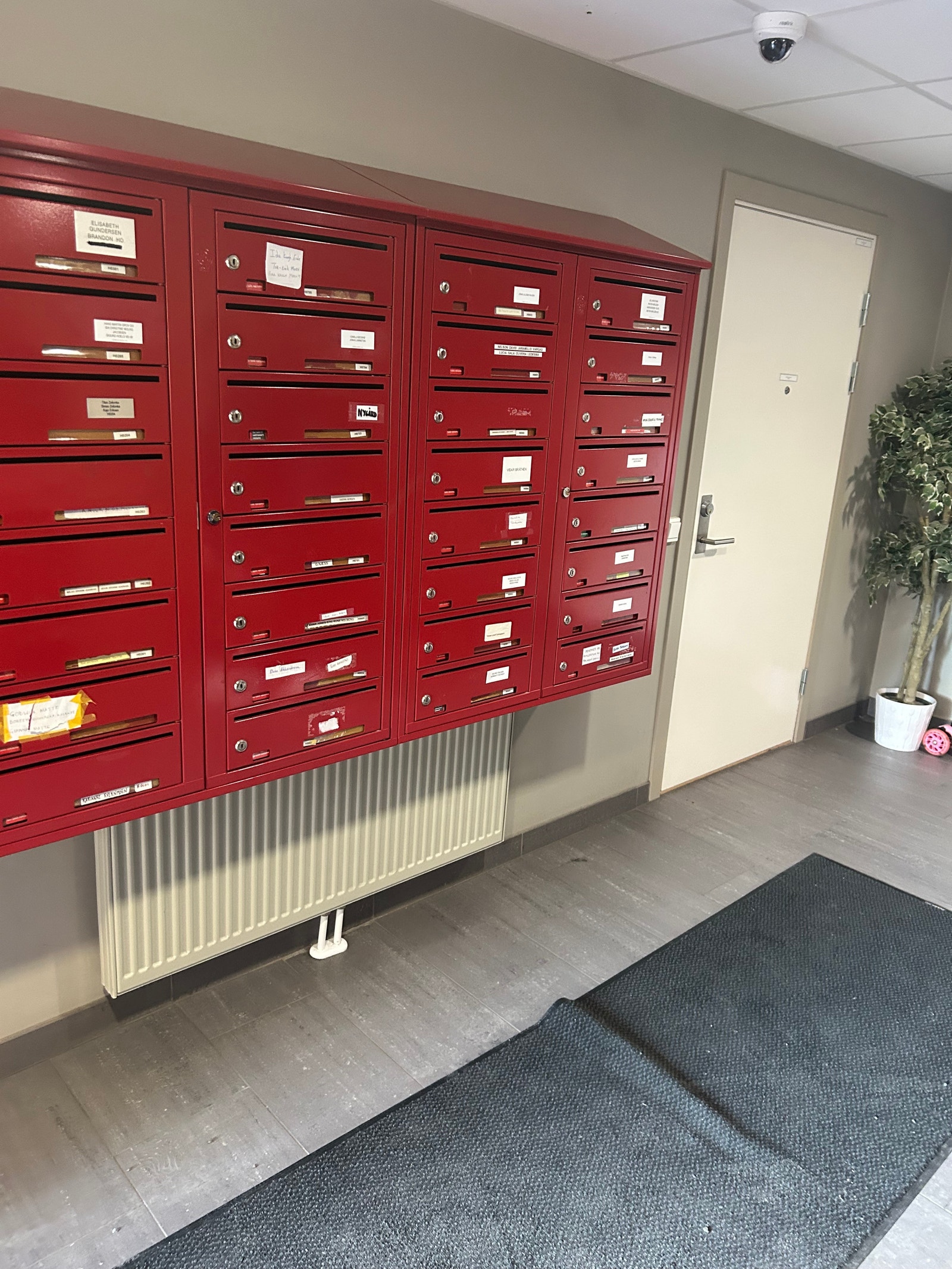 Postkasser ved inngangsparti Galleribilde