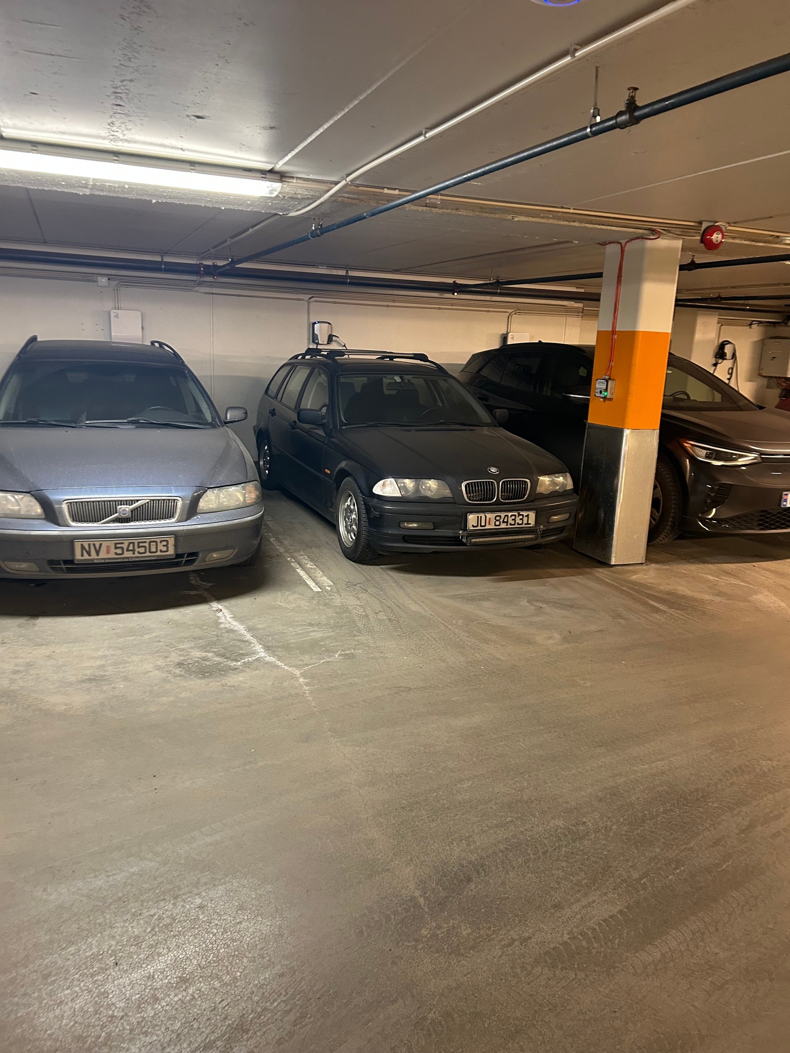 Parkeringplass i garasjekjeller Galleribilde