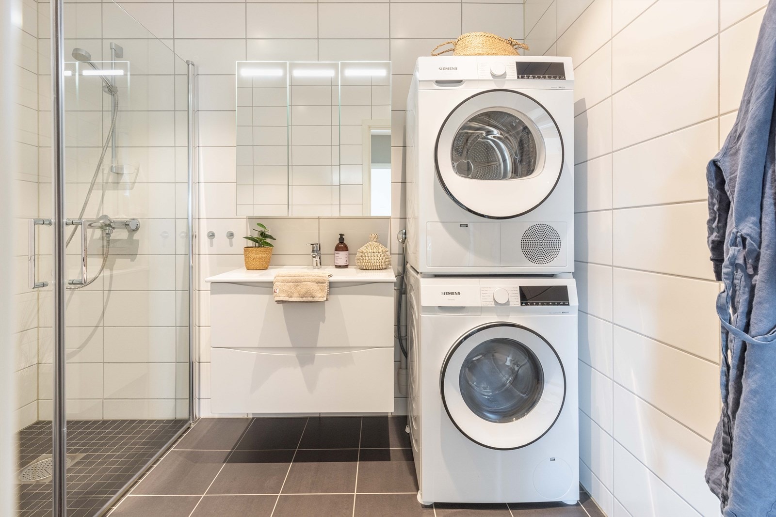 Det er opplegg for vaskemaskin og tørketrommel på badet. Galleribilde