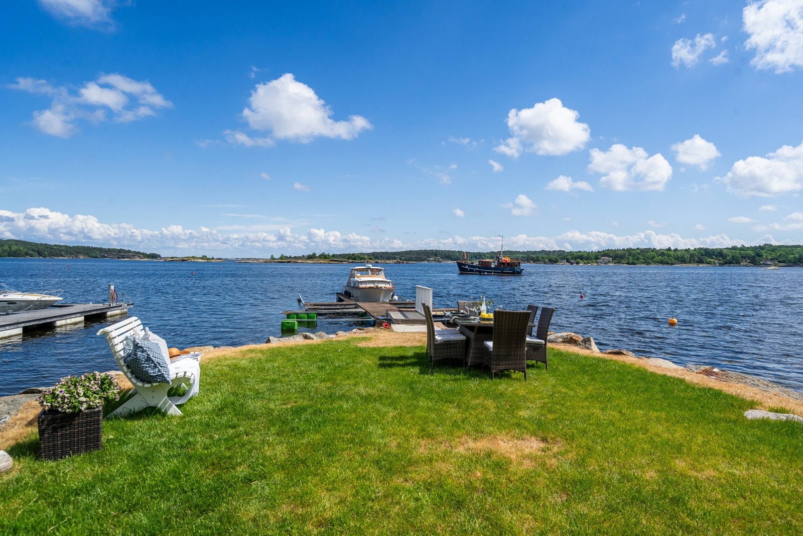 "Strandparsellen" har en svært flott og uhindret utsikt, samt egen strandlinje og brygge Galleribilde