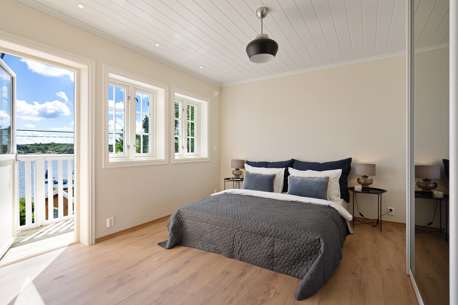 Soverom nr 5 med skyvedørsgarderobe og egen balkong mot sjøen Galleribilde