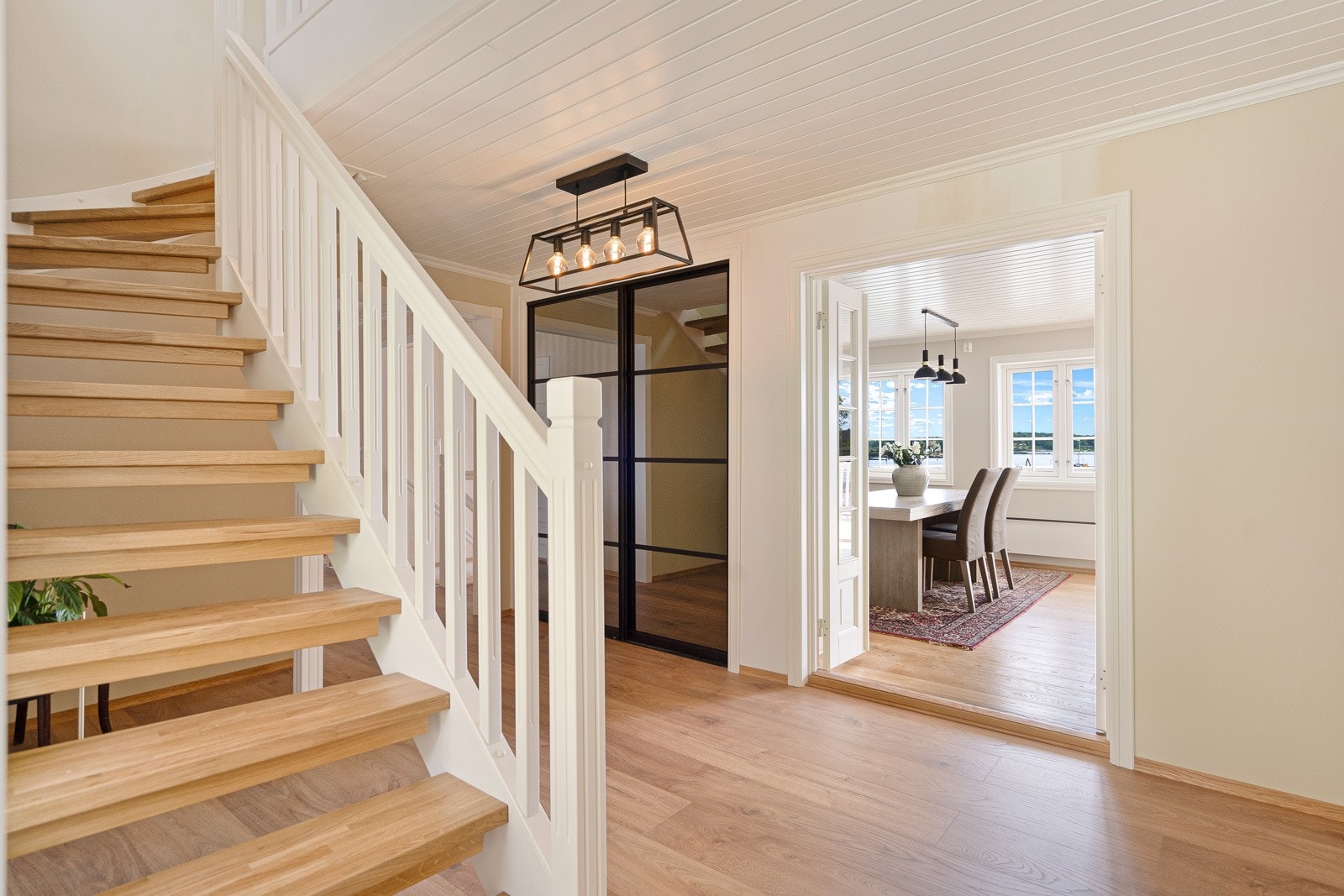 Hal/gang som leder til alle rommene i denne etasjen. Splitter ny eiketrapp! Galleribilde