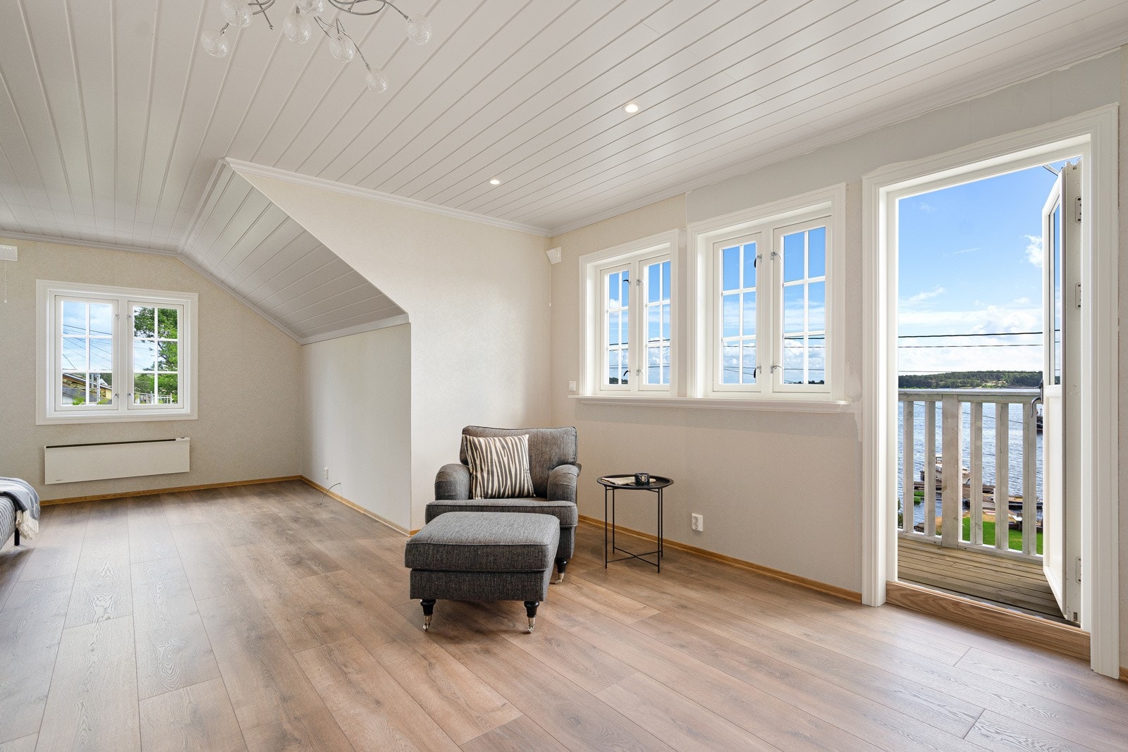 Master / hovedsoverom med egen balkong mot sjøen Galleribilde