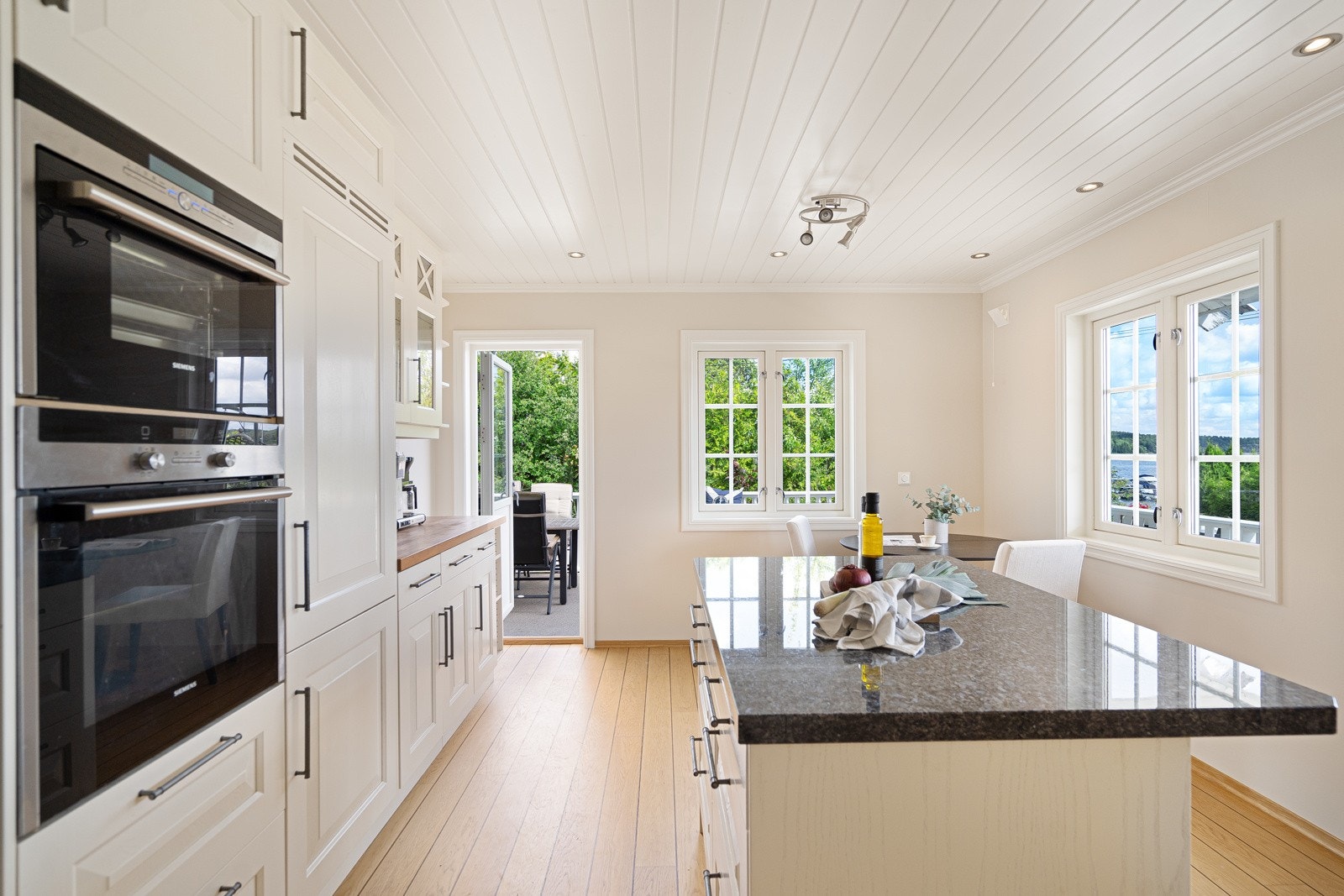 Tidløst, klassisk kjøkken i heltre eik med steinplater for varig bruk! Galleribilde