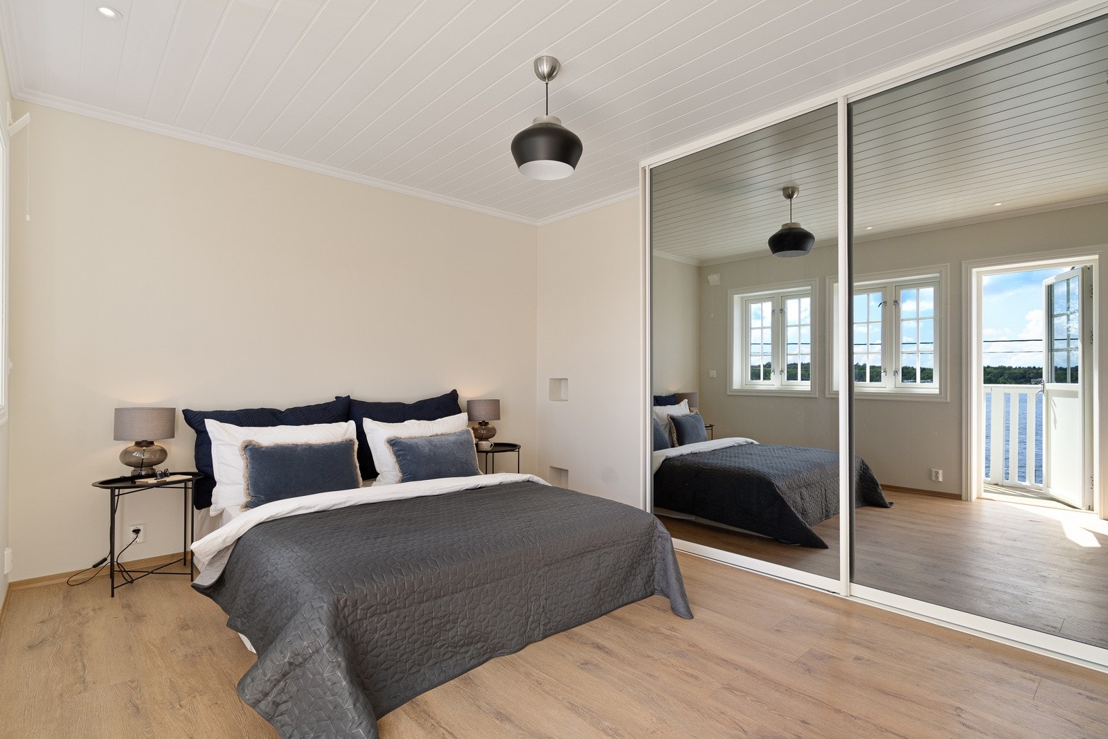 Soverom nr 5 med skyvedørsgarderobe og egen balkong mot sjøen Galleribilde