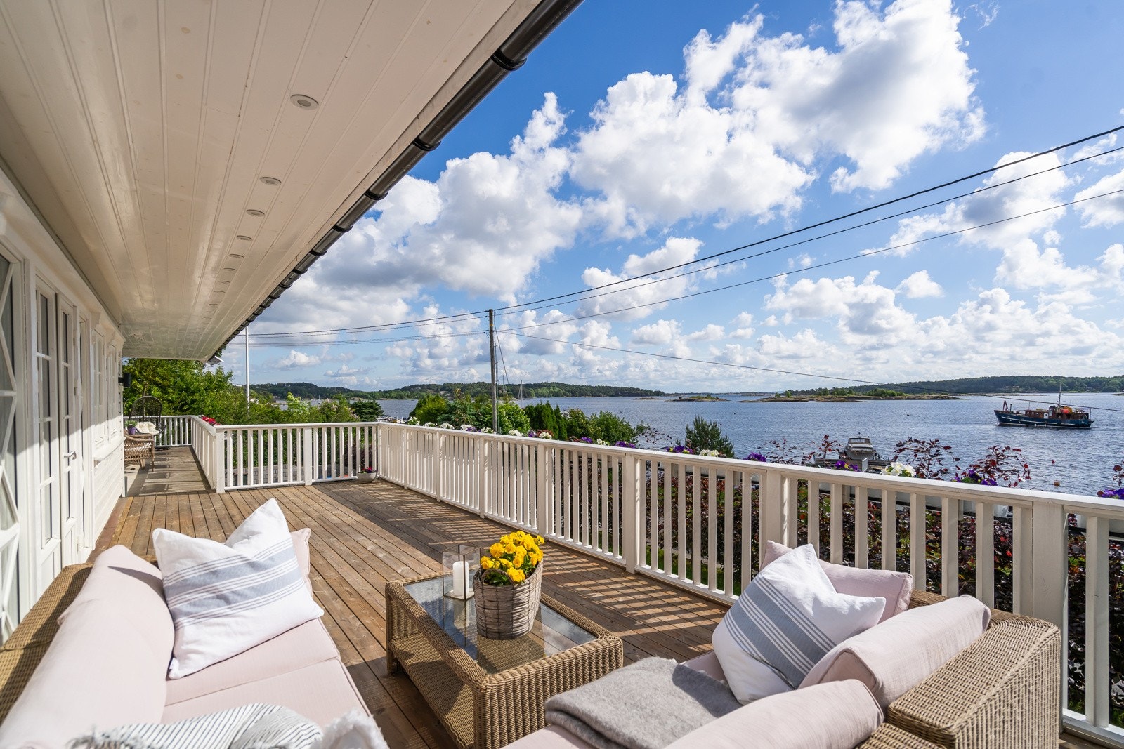 Virkelig en helt fantastisk terrasse med sol fra tidlig morgen og utover dagen Galleribilde