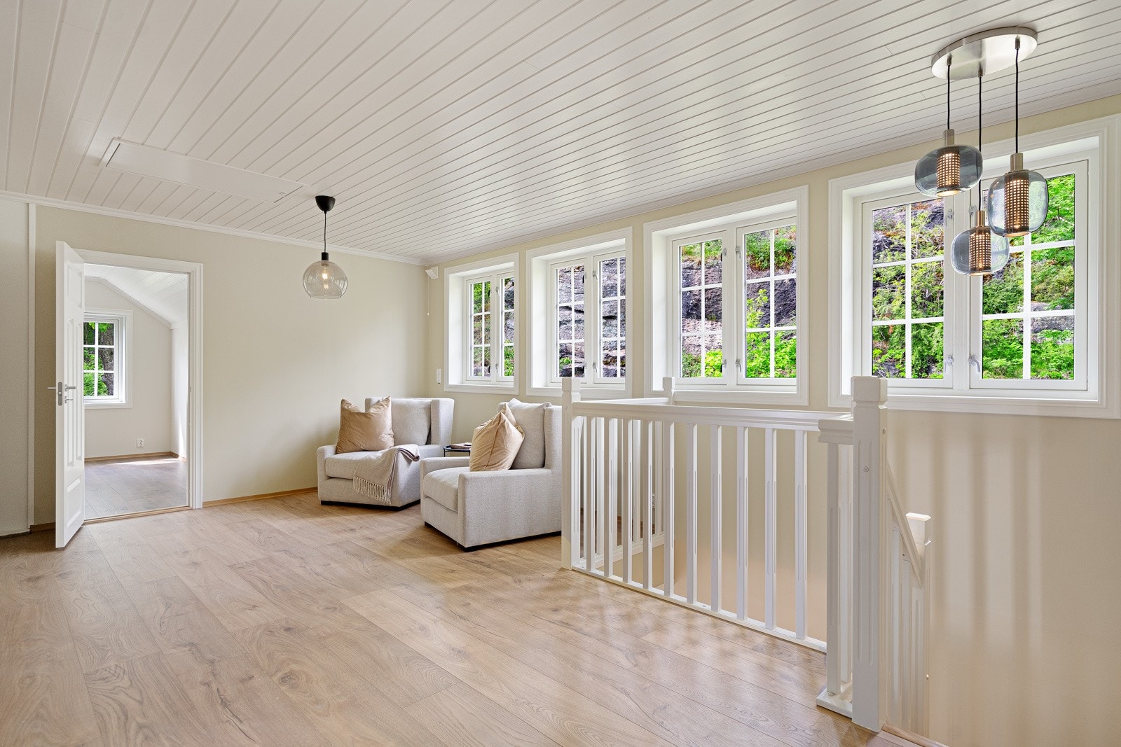 Svært lys og stor loftstue (alt nytt i 2024) Galleribilde