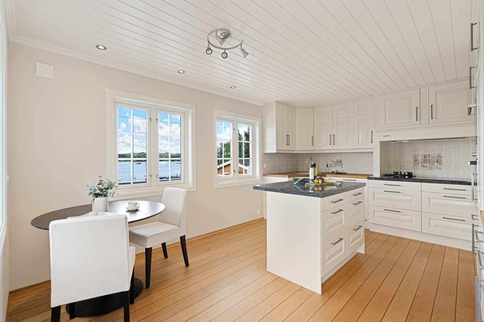 Fin spiseplass på kjøkkenet, samt utgang til stor terrasse også herfra Galleribilde