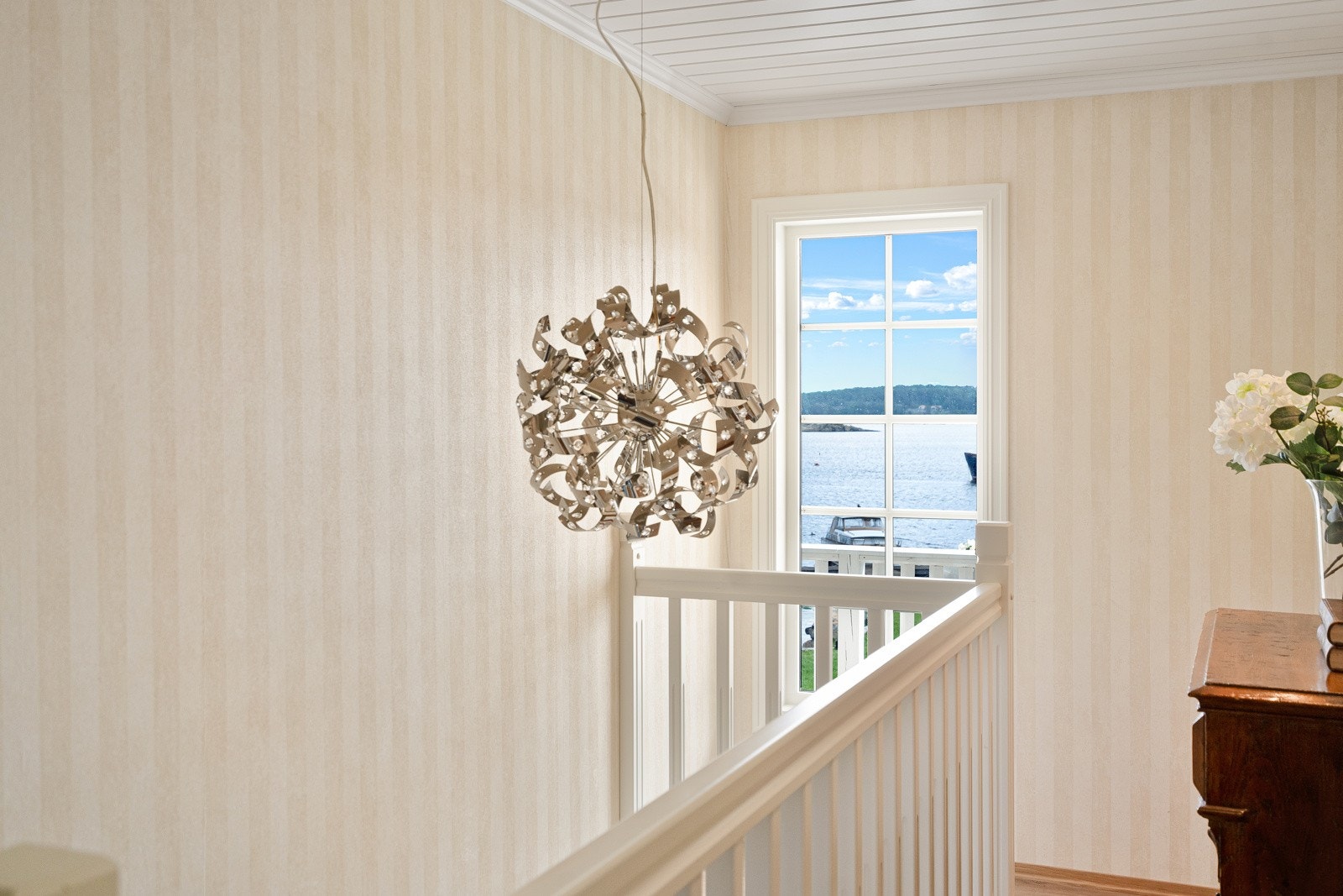 Gang med utsikt over sjøen Galleribilde