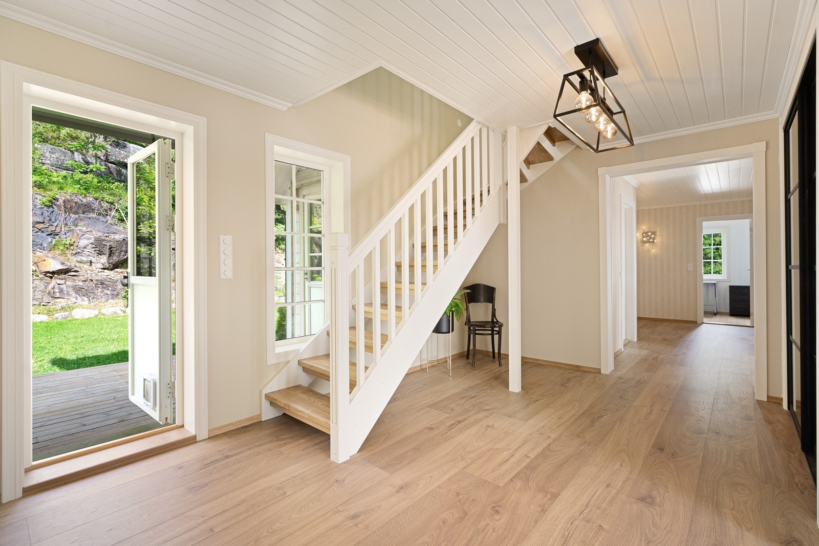 Den helt nye trappa leder opp til toppetasjen, samt dør ut til hagen mot vest Galleribilde