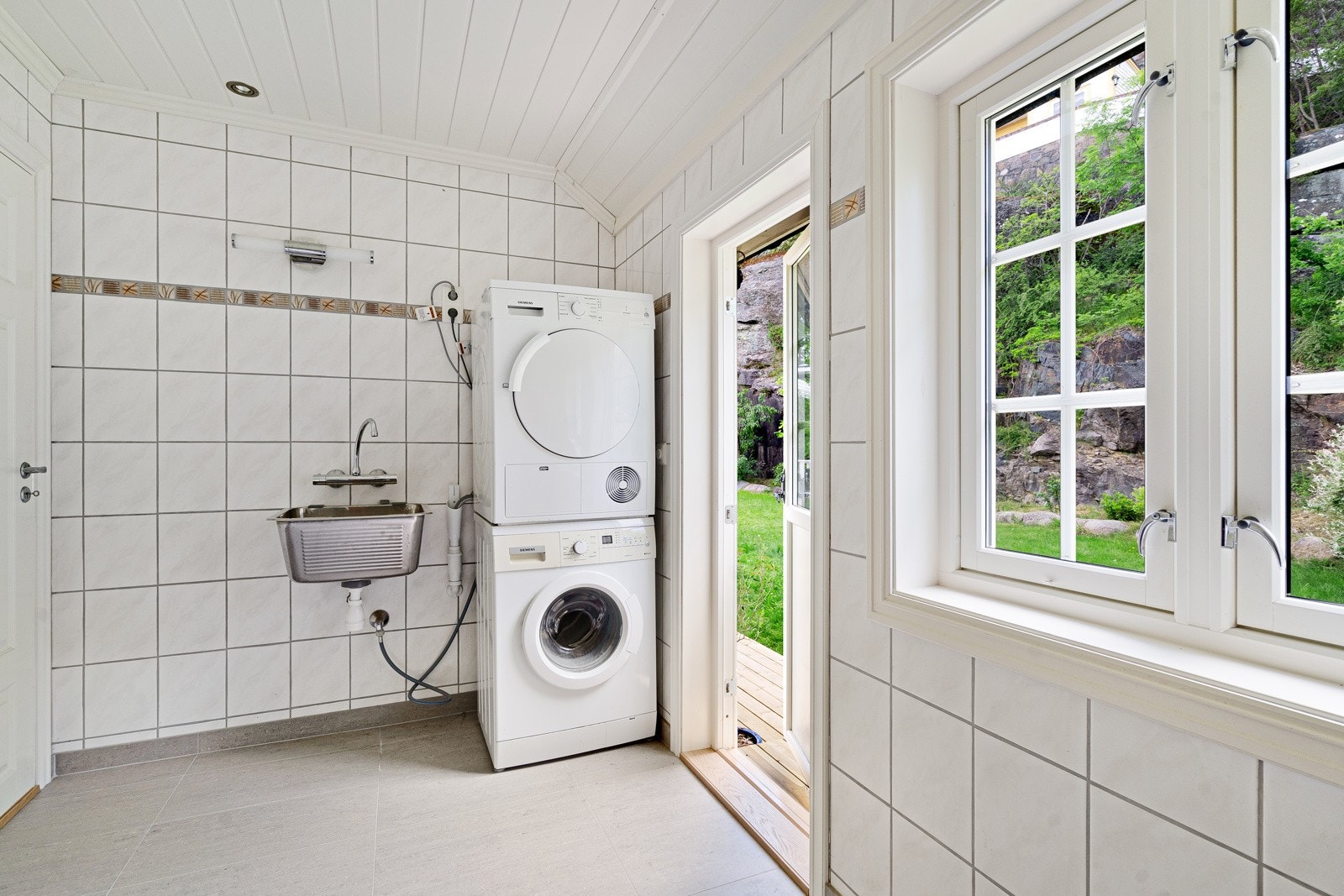 Vaskerom med utgang til hagen Galleribilde