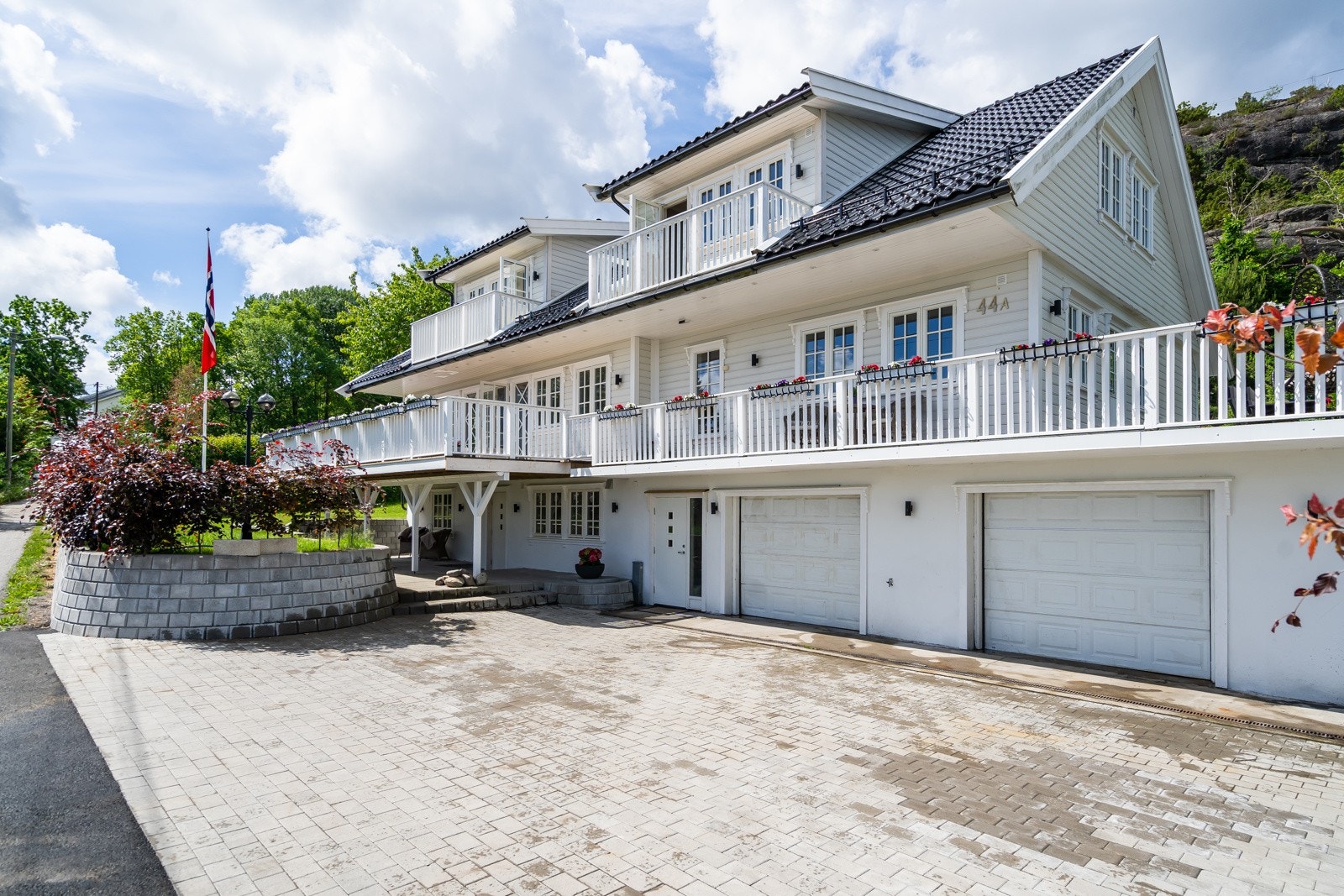 Romslig gårdsplass med parkering for flere biler/kjøretøy Galleribilde