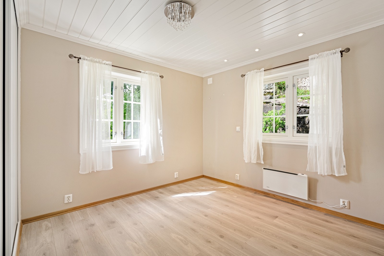 Soverom nr 2 med stor garderobe Galleribilde