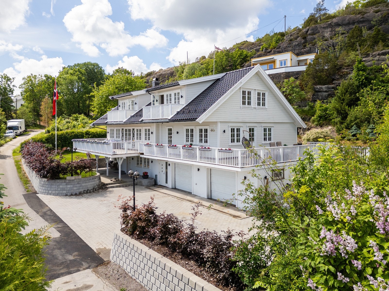 Klassisk, representativ enebolig over totalt 3 plan samt integrert garasje og hybel Galleribilde