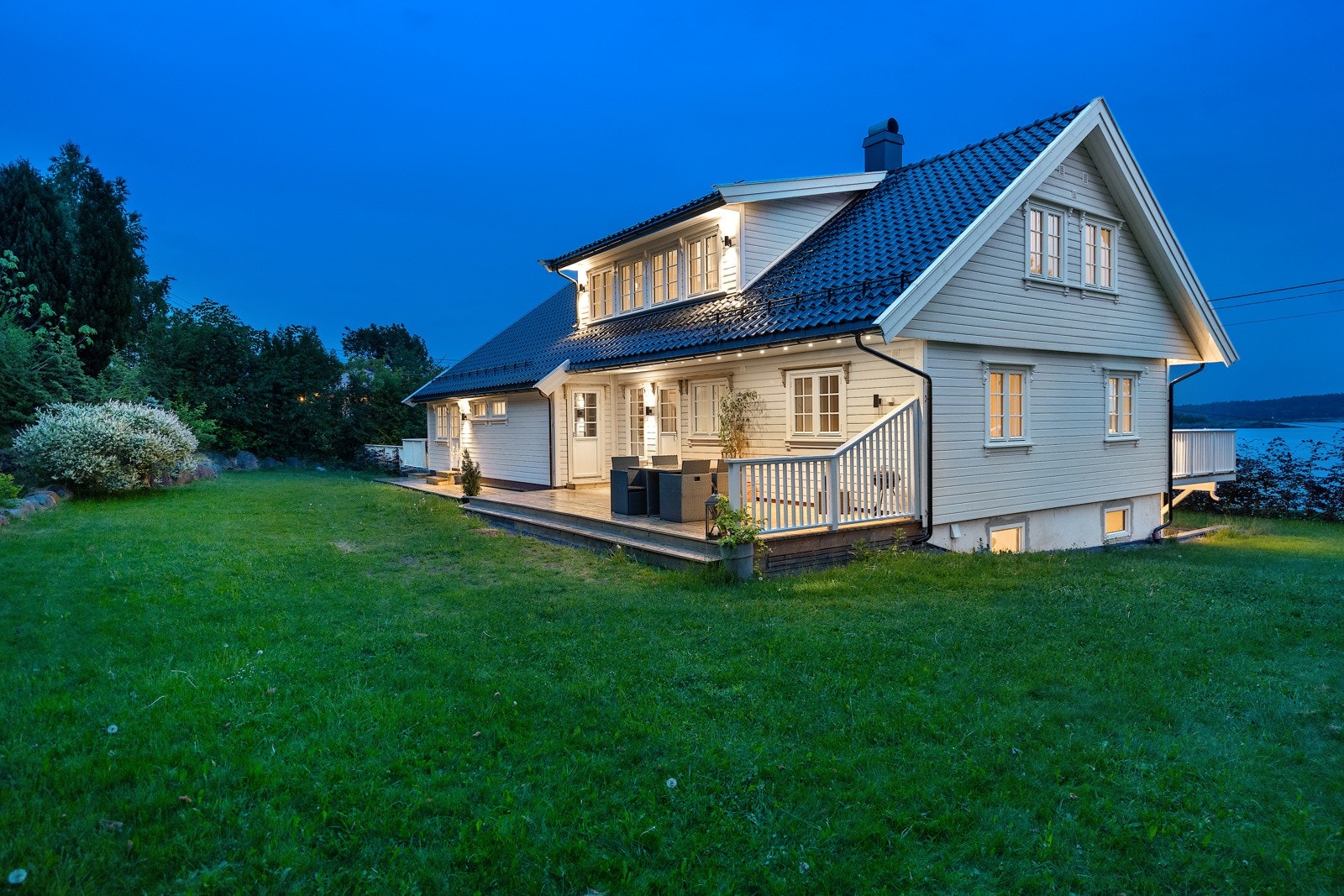 Bak huset er det en stor og tilnærmet flat gressplen - perfekt for spill og moro! Galleribilde