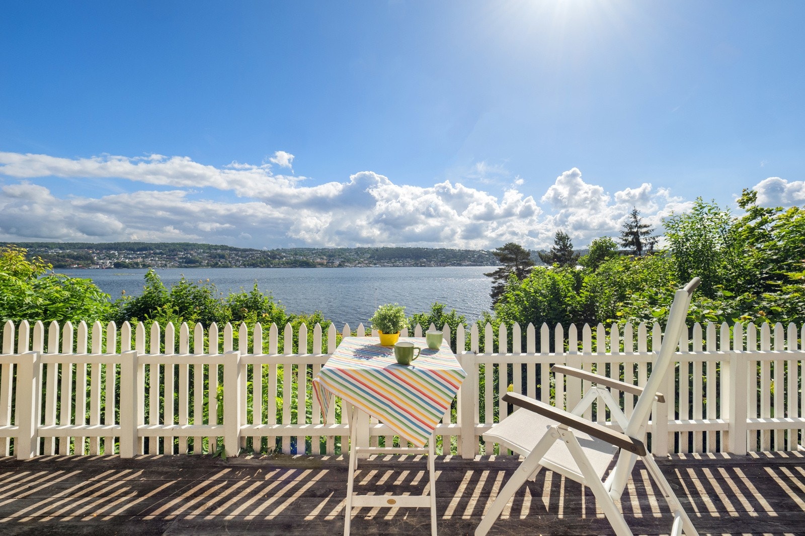 Terrasse på 60 kvm hvor det er rikelig med plass til sammenkomster. Galleribilde