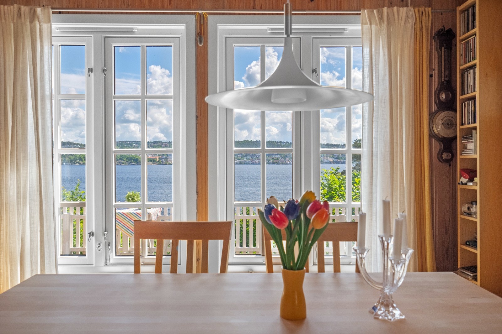 Her kan man nyte et yrende båtliv og flott utsyn. Galleribilde