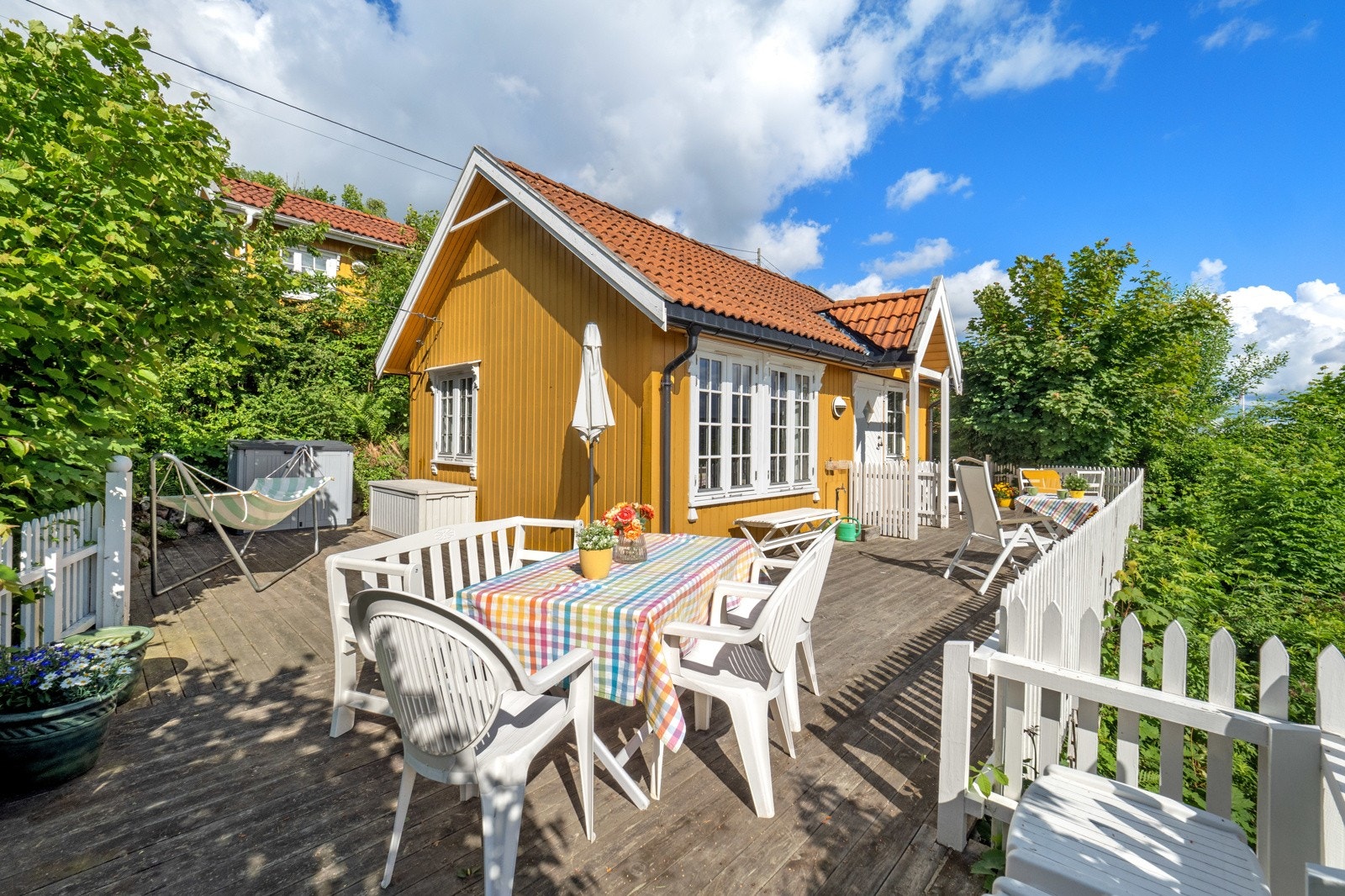 Usjenert og herlig uteplass. Galleribilde