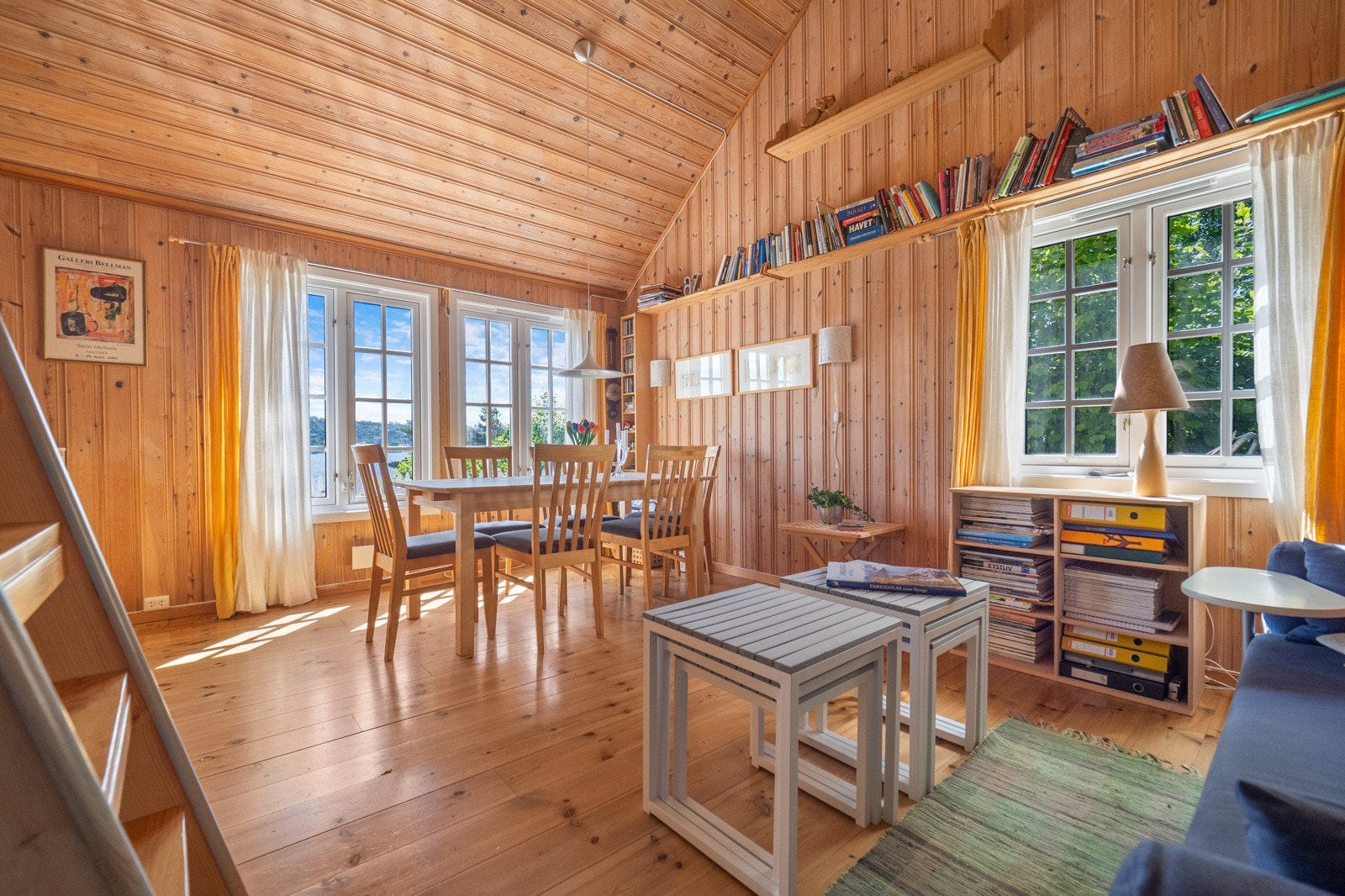 Stue med god høyde under taket og vinduer med nydelig fjordutsikt mot Drøbak. Galleribilde