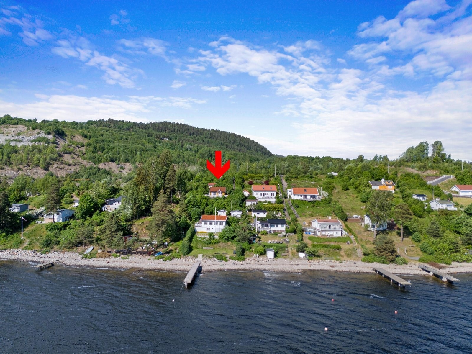 Hytta har en tilbaketrukken og rolig beliggenhet med kort vei til fjorden. Galleribilde