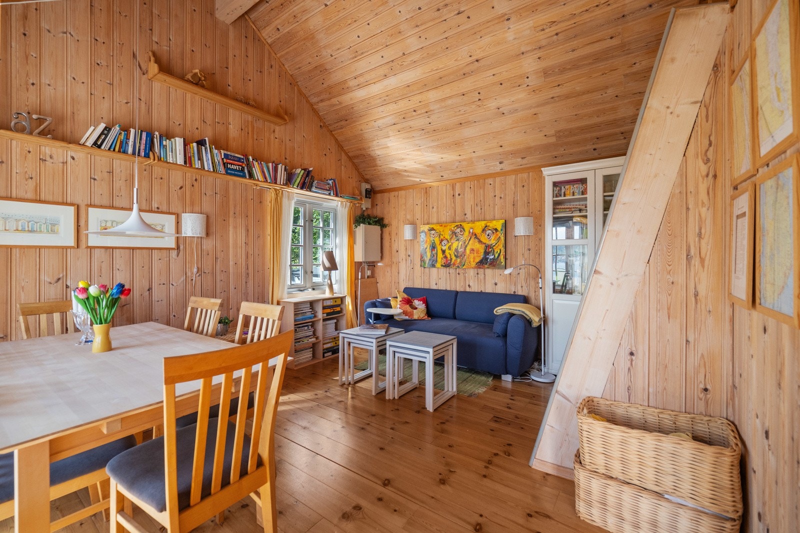 Koselig spiseplass i stue. Galleribilde