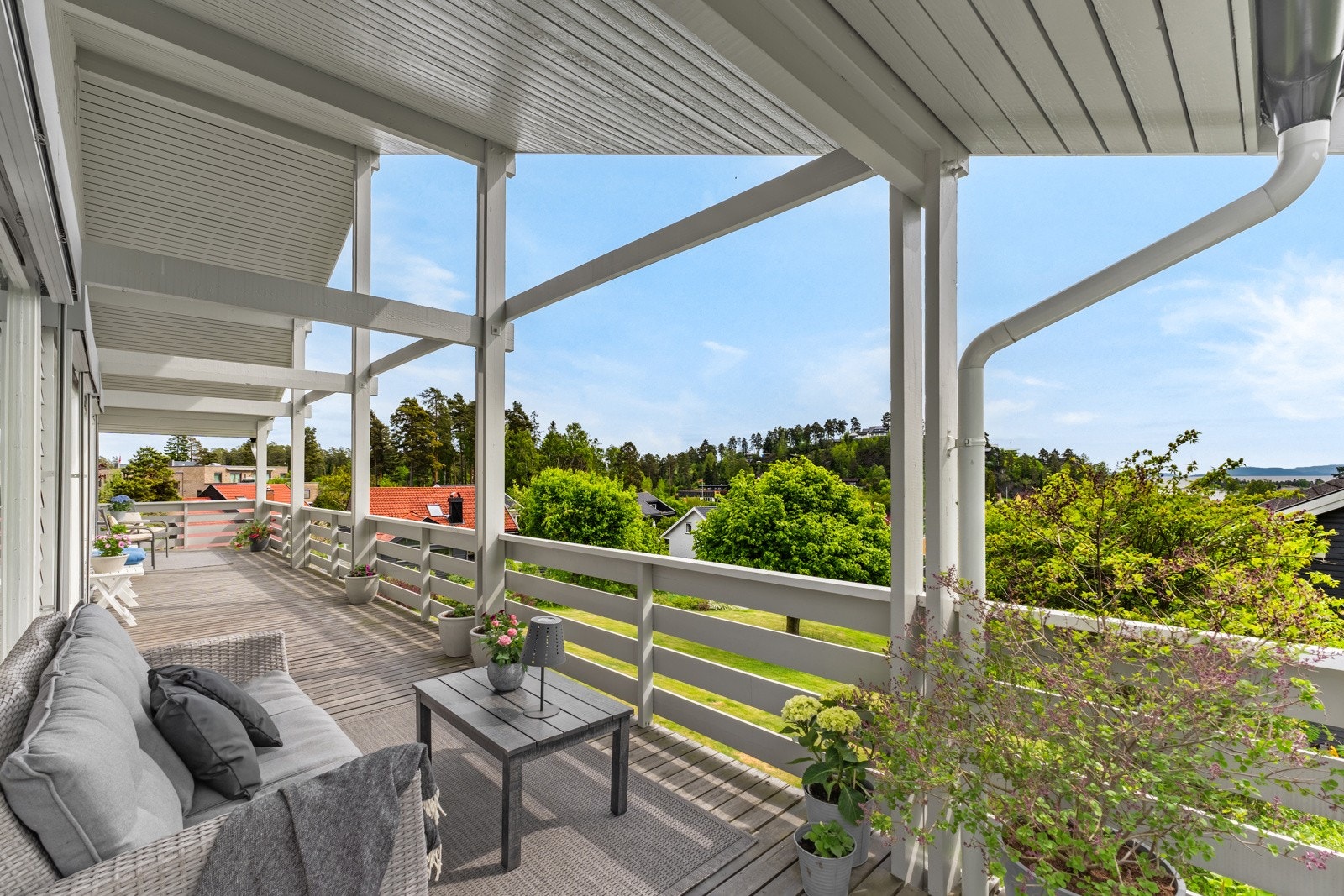 Utsikt mot grønne områder og sjøen gir en behagelig og naturnær følelse Galleribilde