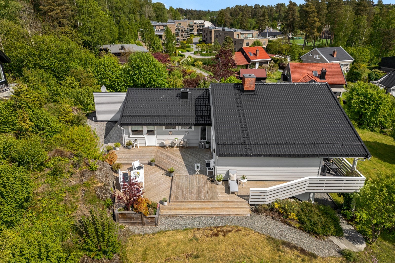 Boligen ligger flott til i naturskjønne og ettertraktede omgivelser på den sørvestlige delen av Nesøya Galleribilde