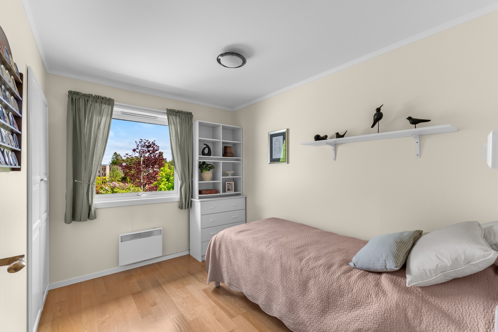 Soverommet har lyse farger og store vinduer som slipper inn rikelig med naturlig lys Galleribilde